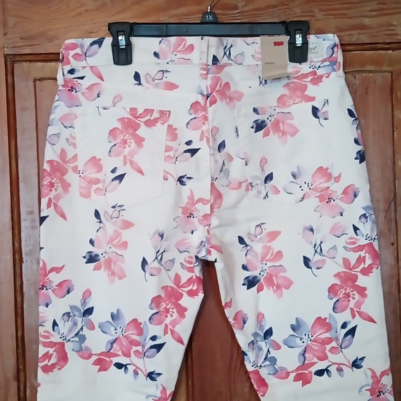 Women Jean's - Picture 5 of 6